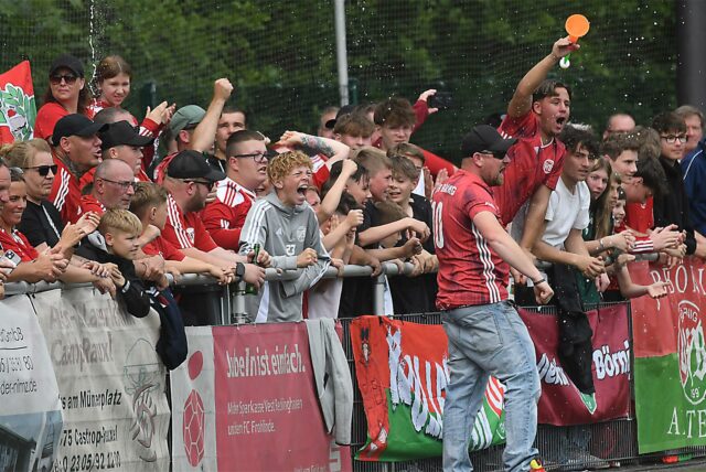 Die feiernden Anhänger des VfB Börnig.