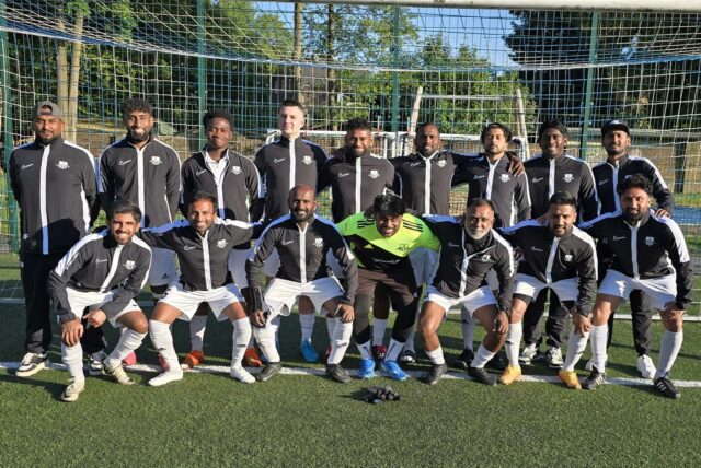 Die Tamilstars Dortmund posieren für ein Mannschaftsfoto.