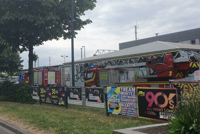 Vor dem Dortmunder Hauptbahnhof steht viel Feuerwehr zu sehen.