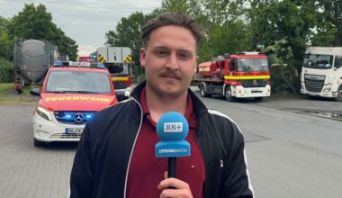 Paletten stehen in einer Lagerhalle in Brand