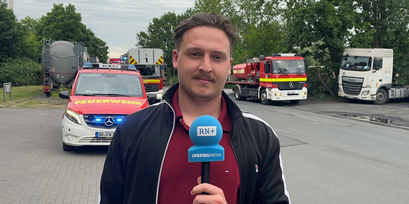 Paletten stehen in einer Lagerhalle in Brand