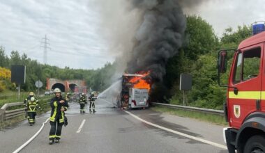 Reisebus-Brand in Dortmund: Koordinierter Einsatz der Feuerwehr