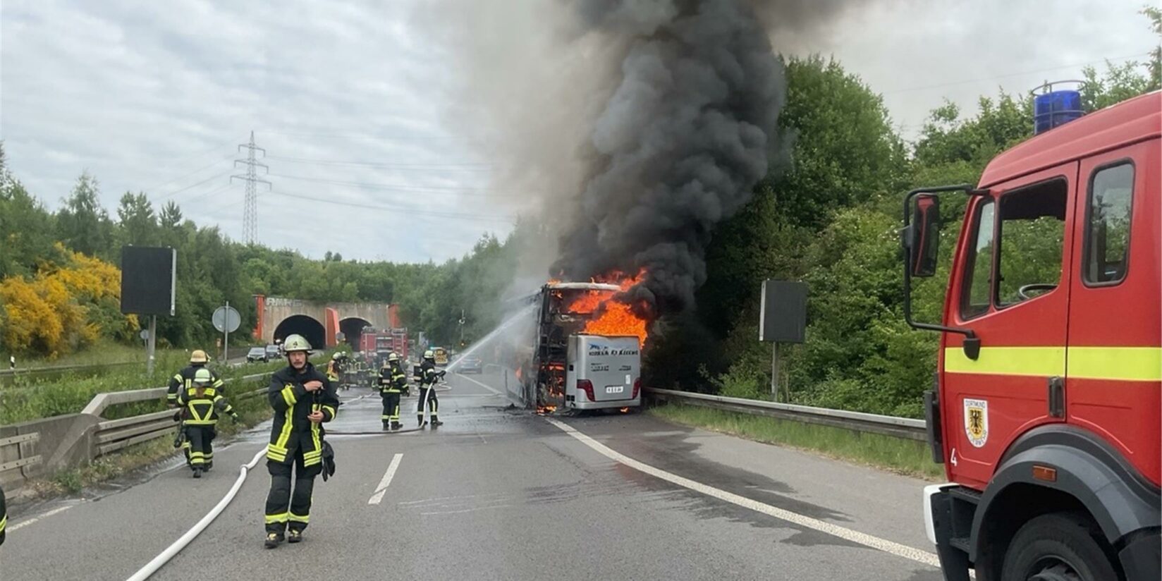 Reisebus-Brand in Dortmund: Koordinierter Einsatz der Feuerwehr