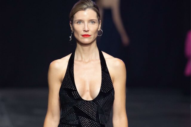 Model Stella aus Dortmund auf dem Laufsteg von Kilian Kerner Berlin im Rahmen der Fashion Week 2024