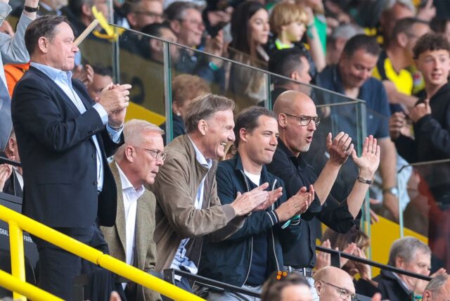 Thomas Treß, Hans-Joachim Watzke, Lars Ricken und Carsten Cramer auf der Tribüne.