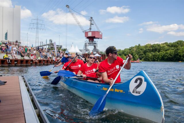 Ein Viererteam rudert beim Hafenfest in Recklinghausen im Kanadier über den Rhein-Herne-Kanal