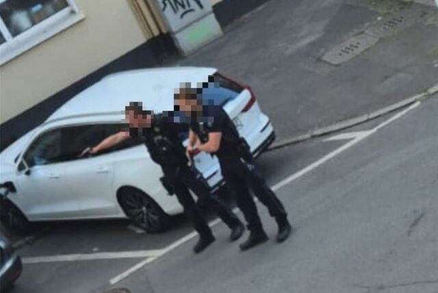 Zwei Polizisten bei einem Einsatz in Dortmund am 19.5.: Ein Mann (34) war mit einem großen Messer an der Luisenstraße aufgefallen. Mit vorgehaltener Dienstwaffe forderte der Polizist den Mann auf, das Messer wegzuwerfen.