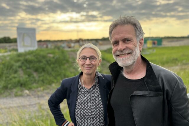 Stefanie Hugot und Heinz Aarsen vor dem Baufeld des Industriegebiets Im Dicken Dören an der Stadtgrenze von Dortmund und Waltrop.