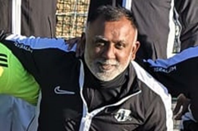 Thileepan Ethirmanasingam posiert auf einem Mannschaftsfoto der Tamilstars Dortmund.