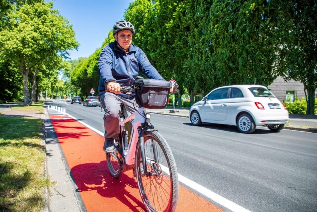 Patrick Berner, erster Vorsitzender des ADFC Vest Recklinghausen, fährt mit seinem Fahrrad über den Radweg an der Straße Über den Knöchel in Herten.