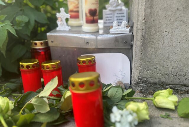 Kerzen und Blumen an der Gedenkstelle für die getötete wohnungslose Tanja in Dortmund.