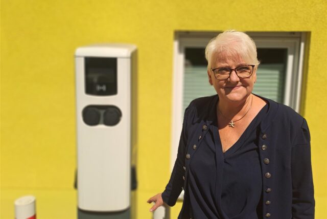 Martina Rosenberger vor ihren Ladesäulen