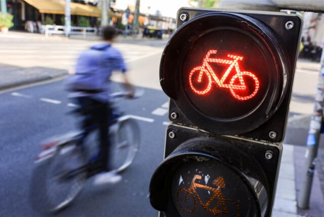 Ein Symbolbild zeigt eine rote Fahrradampel.
