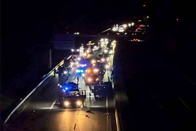 Auf der A42 bei Castrop-Rauxel Rauxel ist es am späten Freitagabend zu einem Verkehrsunfall zwischen einem LKW und zwei PKW gekommen. Eine Person ist dabei verletzt worden.