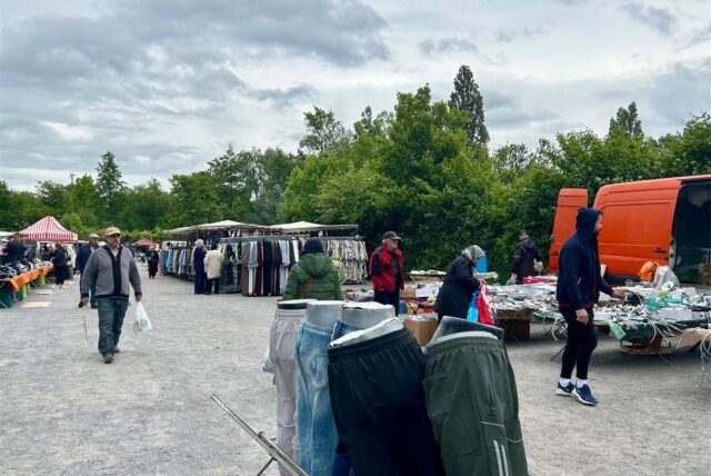 Menschen gehen über den Trödelmarkt an der Hildstraße.