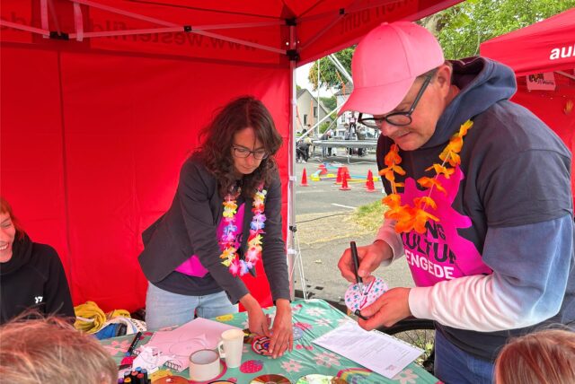 Eine Mitmachaktion auf dem Frühlingsfest in Westerfilde war das CD-Bemalen.