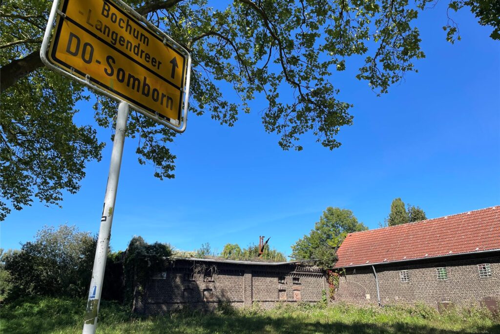 Ein Ortsschild zeigt an, dass an dieser Stelle Dortmund-Somborn endet und Bochum beginnt.