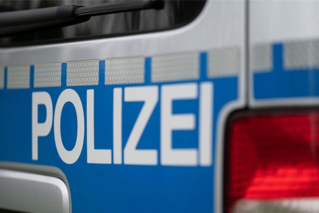 Das Wort Polizei ist auf einem Fahrzeug der Polizei zu sehen, (Symbolbild)