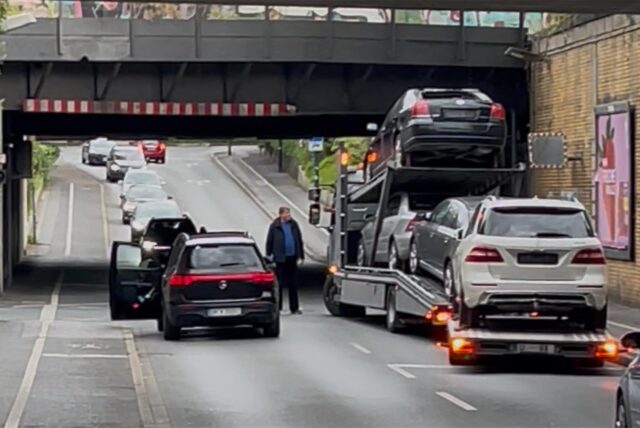 In Holzwickede hat sich ein Autotransporter am Montag (26.5.) unter der Brücke am Bahnhof festgefahren.