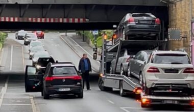 Autotransporter kollidiert mit Bahnbrücke in Holzwickede