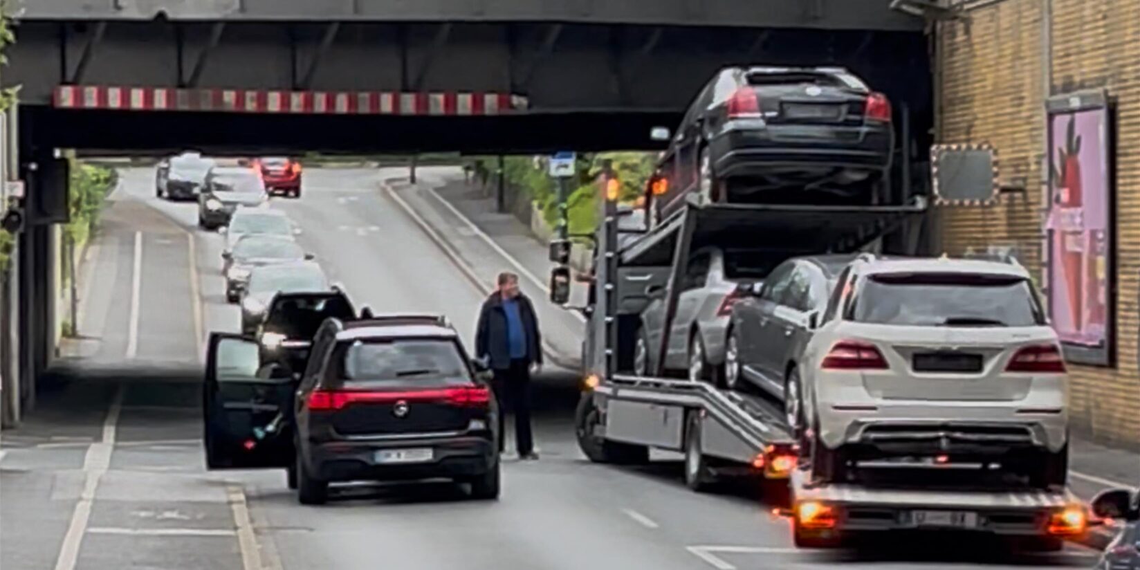 Autotransporter kollidiert mit Bahnbrücke in Holzwickede
