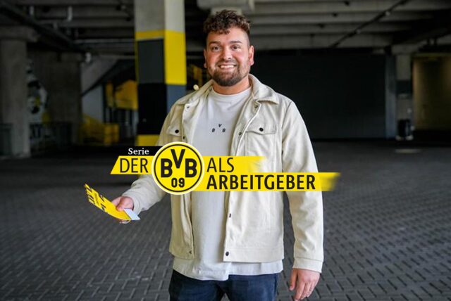 Barbato steht in den Katakomben des Stadions und hält ein Ticket in der Hand