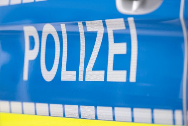 Die Tür eines Polizeiautos.