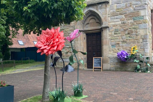 Der Vorplatz der Evangelischen Kirche Brackel war am Segenssonntag festlich geschmückt.