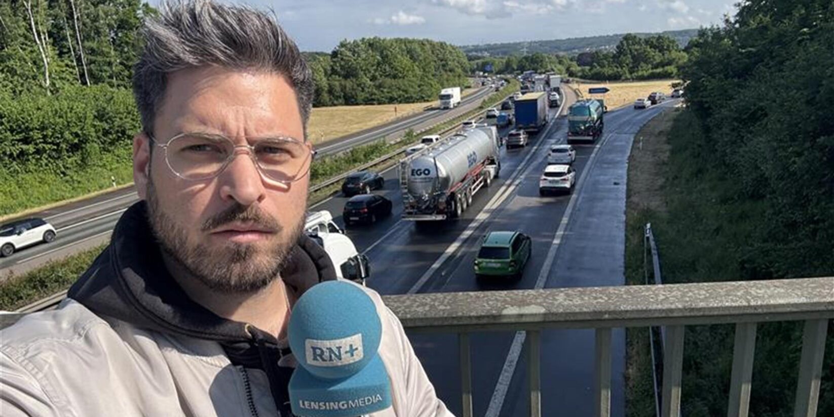 Unfall auf der A45 in Dortmund: Auto fährt in Mittelleitplanke