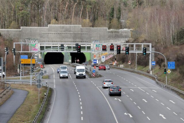 Blick auf den Tunnel Berghofen an der B236.