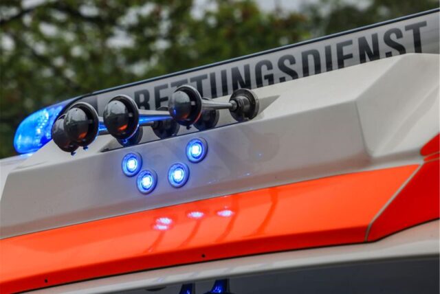 Ein Rettungswagen steht bei einer Schockraumübung der Feuerwehr Leverkusen am Einsatzort. Nach einem Unfall mit fünf beteiligten Autos auf der A448 in Bochum sind drei Menschen in Krankenhäuser gebracht worden.