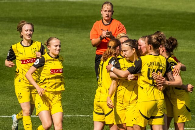 Spielerinnen des BVB jubeln gemeinsam