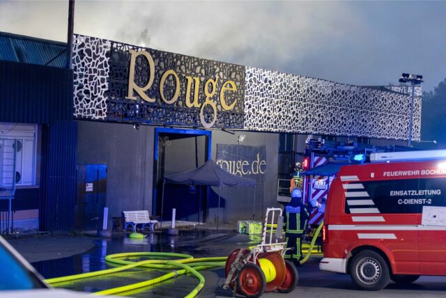 Feuer in der Bochumer Disko „Rouge“ an der A40. Die Feuerwehr ist im Großeinsatz.