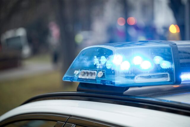 Das Blaulicht eines Polizeiwagens leuchtet.