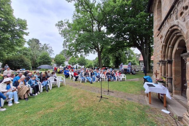 Viele Brechtener trafen sich an Christi Himmelfahrt zum ökumenischen Freiluft-Gottesdienst vor der St.-Johann-Baptist-Kirche.