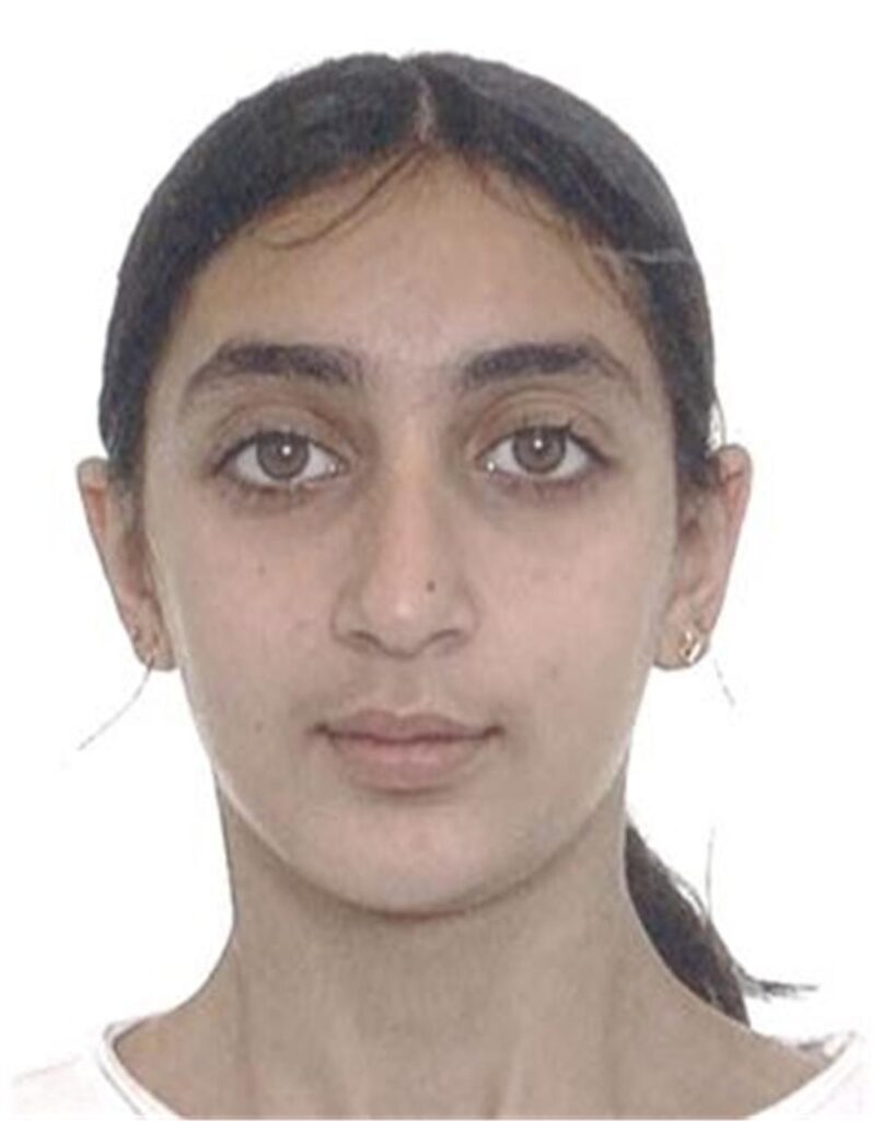 Porträtfoto eines dunkelhaarigen zwölfjährigen Mädchens.