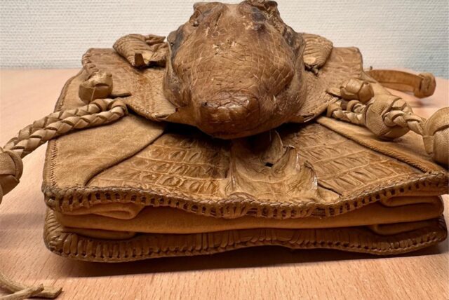 Die Tasche aus Krokodilleder samt Kopf und Füßen