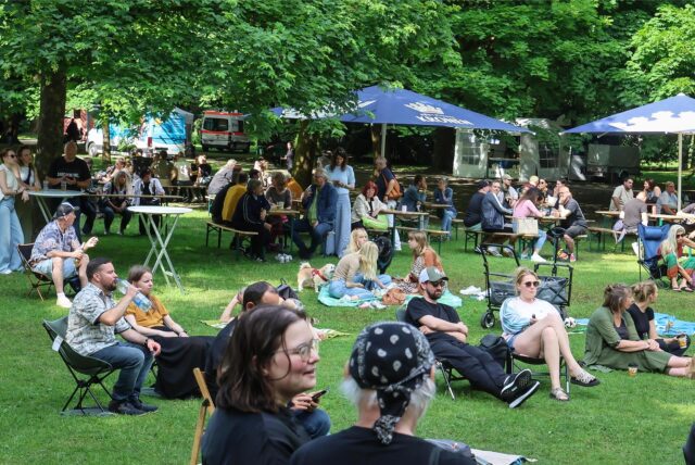 Viele Menschen haben am sonnigen Freitag auf dem Westparkfest in Dortmund gefeiert und der Musik gelauscht.