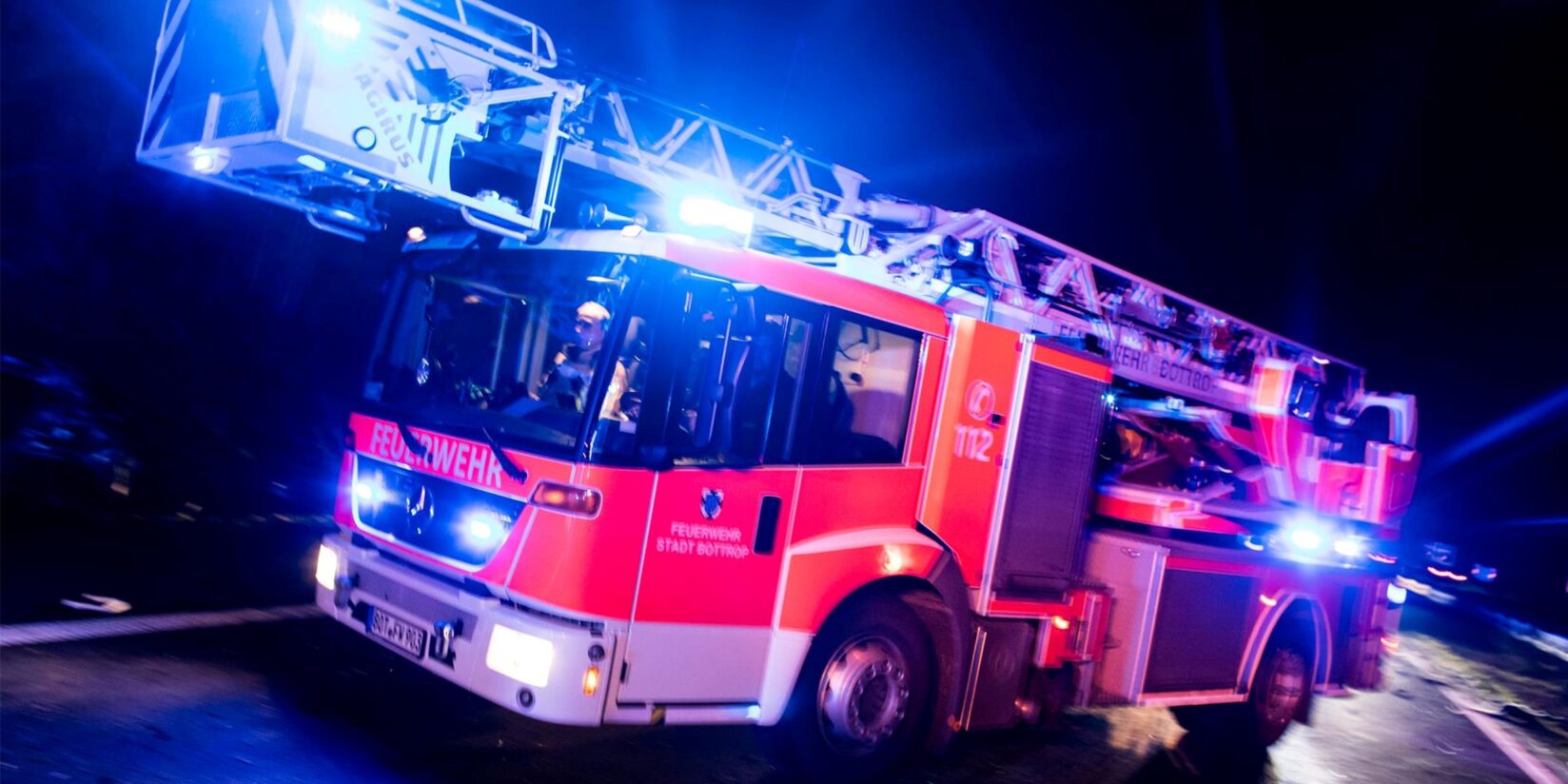 Feuerwehr in Herten: Nachbarn löschen brennende Hecke