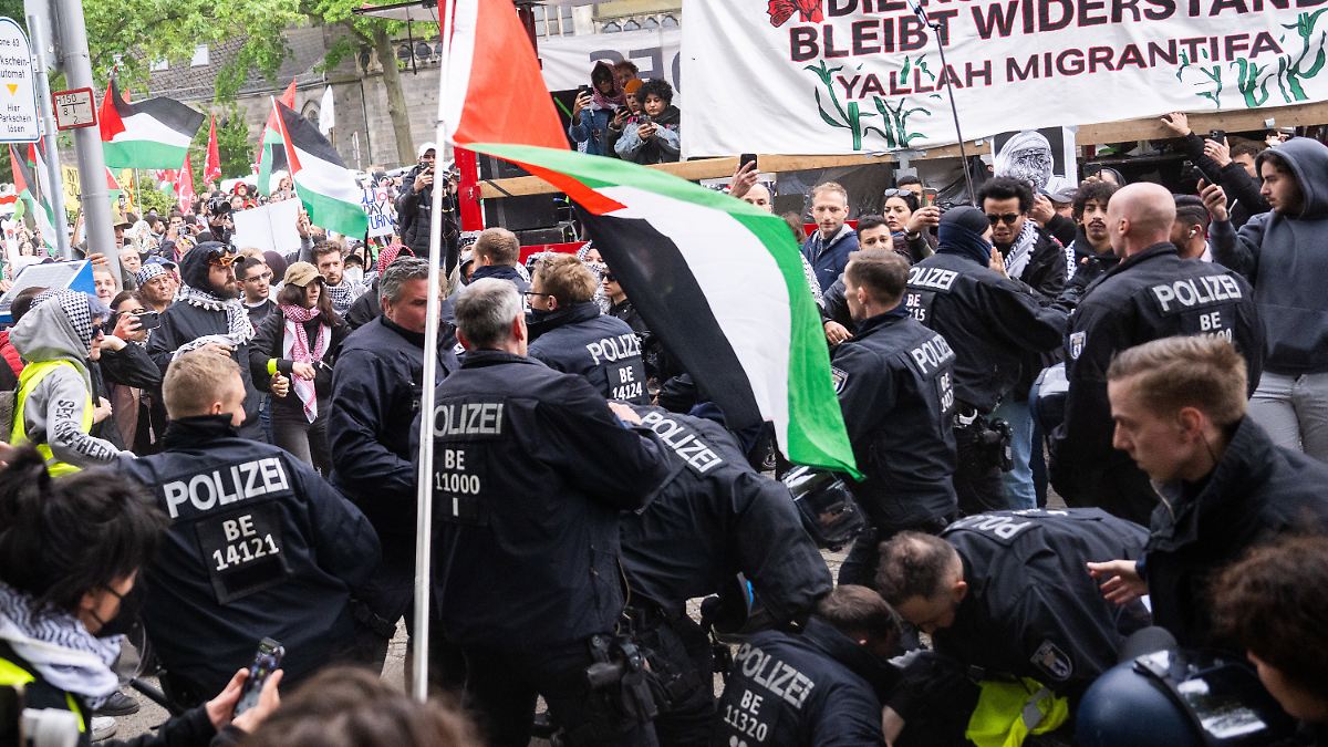 Mindestens 30 Festnahmen: Polizist wird bei Nakba-Demo in Berlin schwer verletzt