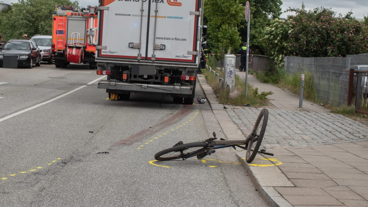 Unfall in Hamburg: Lkw trennt Radfahrer Bein ab | Regional