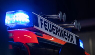Brände - Bewohner retten sich vor Feuer auf Dach - Panorama