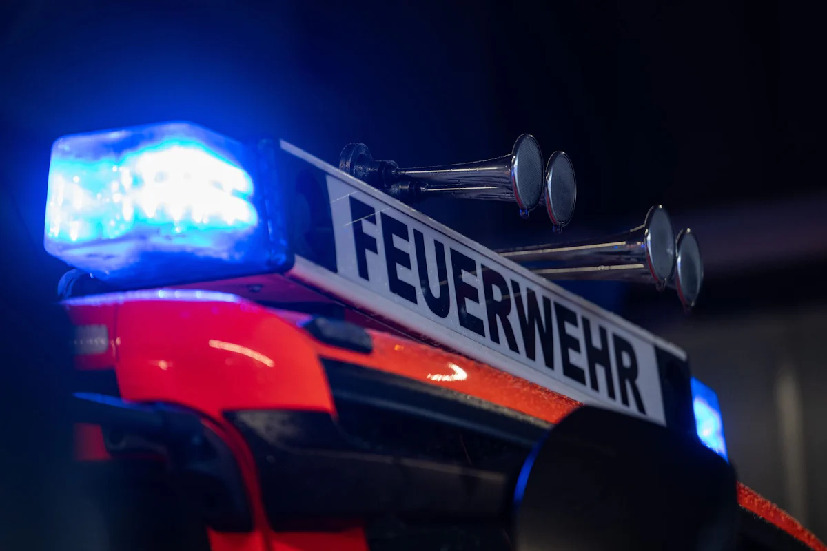 Brände - Bewohner retten sich vor Feuer auf Dach - Panorama
