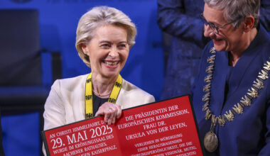 EU-Chefin Ursula von der Leyen erhält den Karlspreis – warum eigentlich?