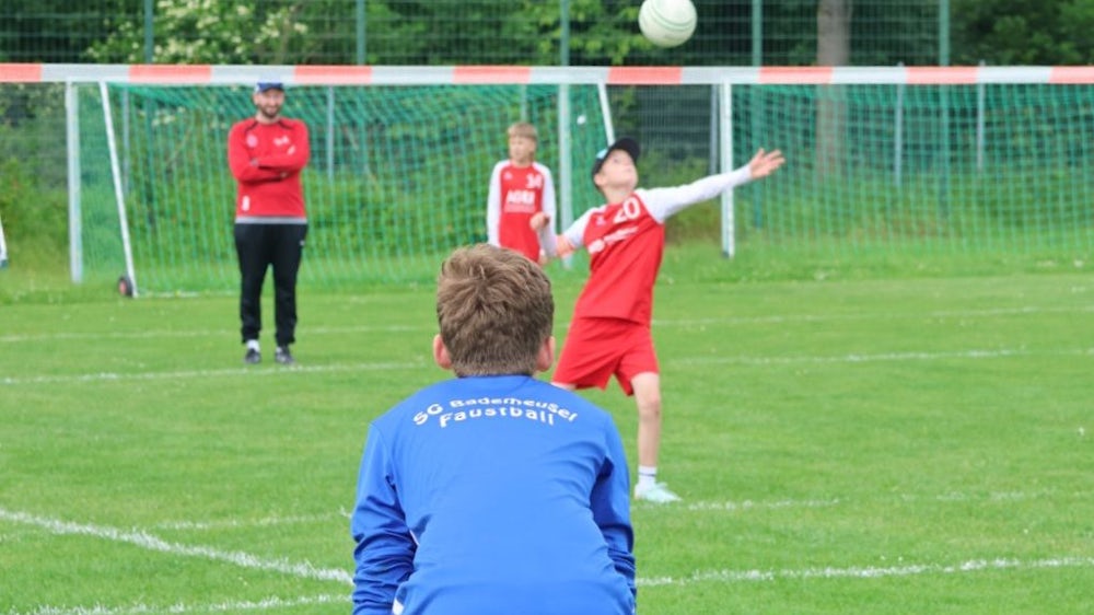 Turnfest ist viel mehr als Turnen: zum Beispiel auch Faustball-Spielen.