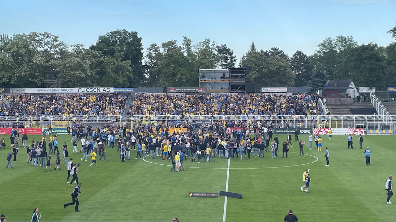 Lok Leipzig: Platzsturm nach Pokal-Krimi kostet Strafe | Sport