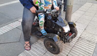 Berlin: Polizei stoppt Mutter und Mini-Dino auf Kinder-Quad | Regional