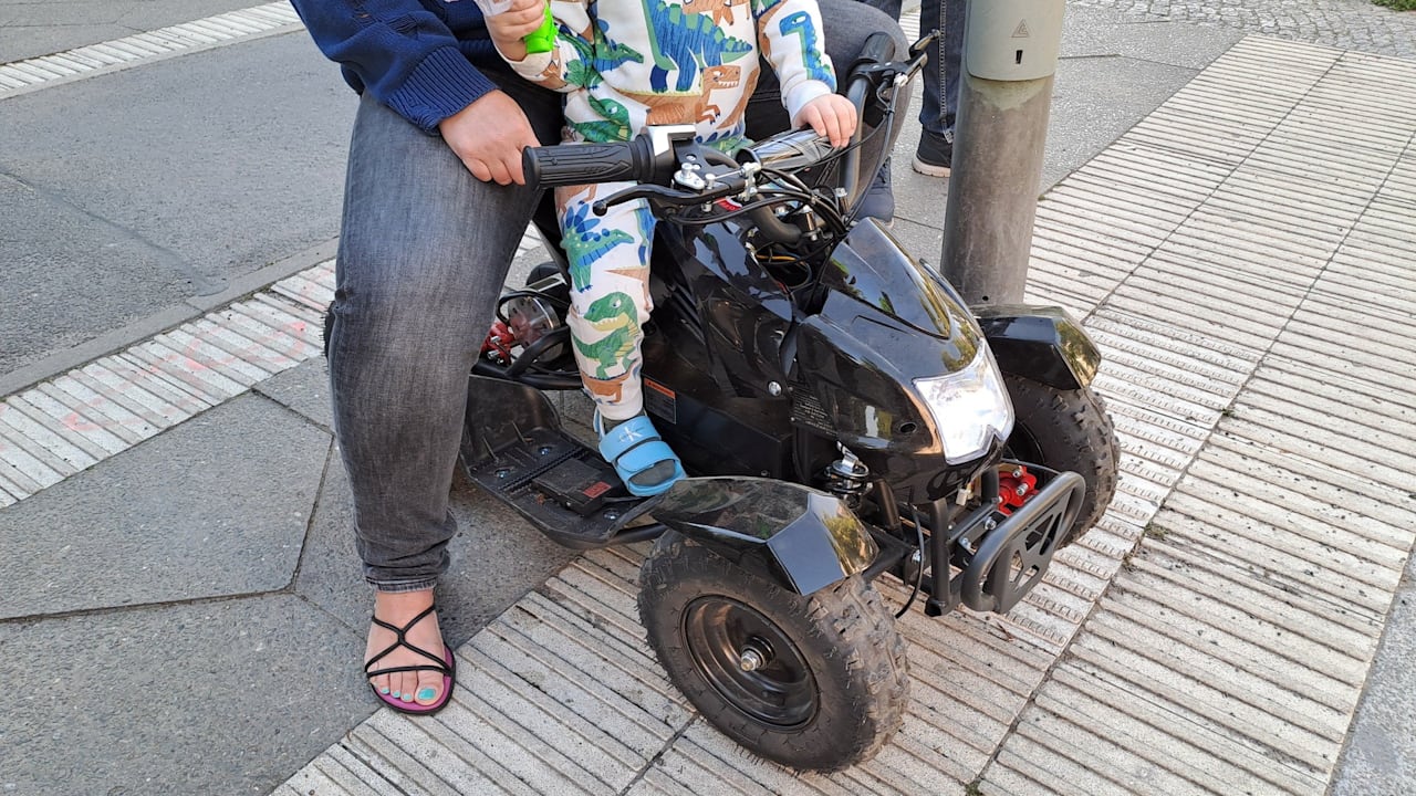 Berlin: Polizei stoppt Mutter und Mini-Dino auf Kinder-Quad | Regional