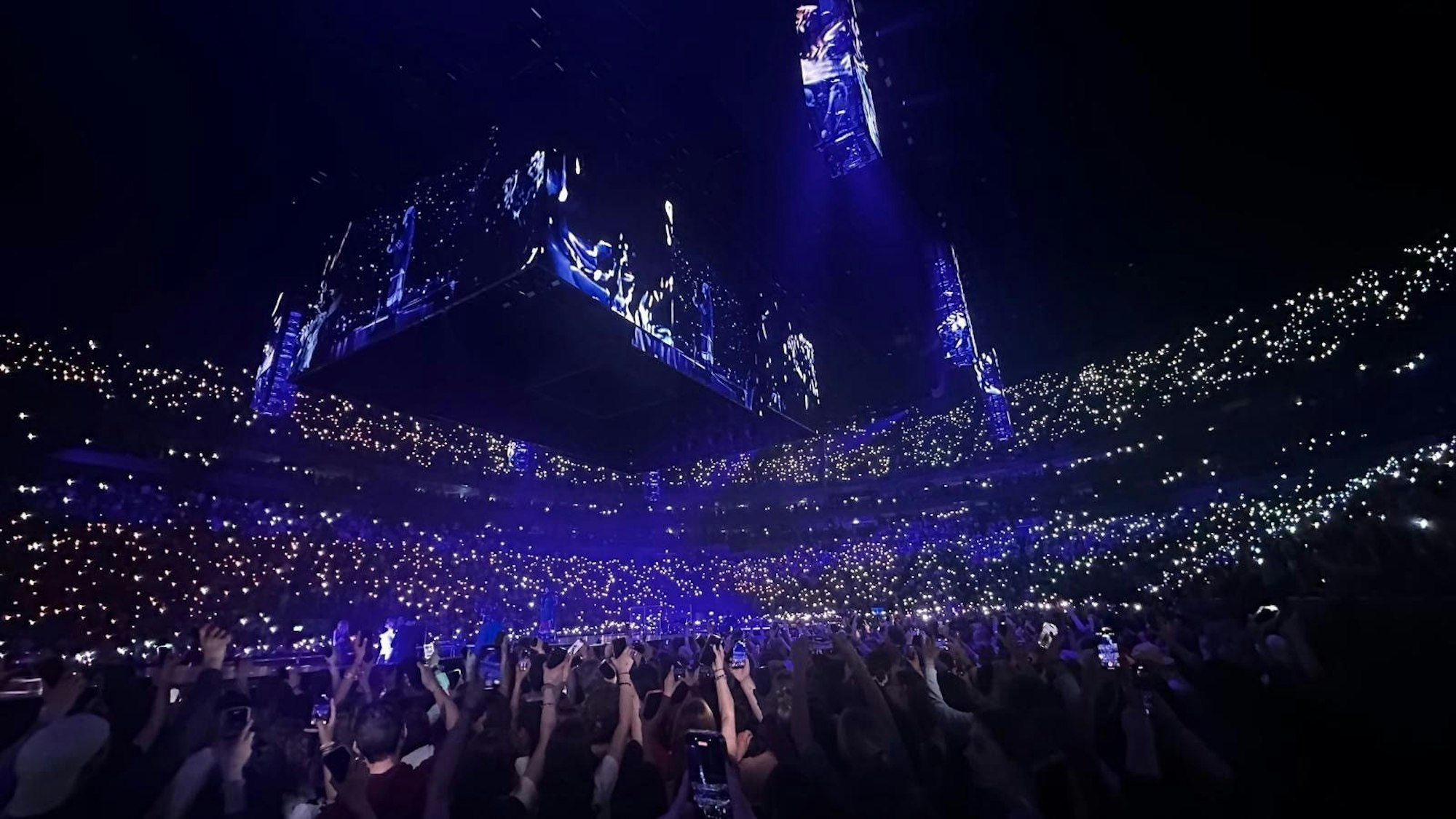 Blick in die Lanxess-Arena bei Billie Eilish.