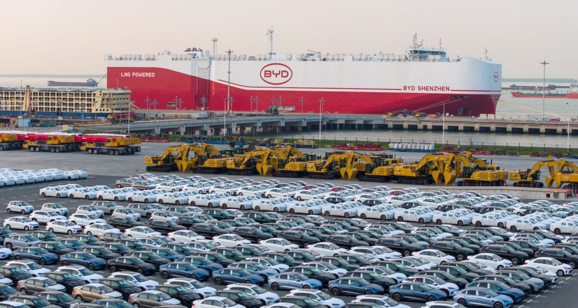 BYD-Autos warten darauf, an Bord der Shenzhen zu gehen, dem neuesten Schiff in der Containerschiffflotte des Unternehmens.